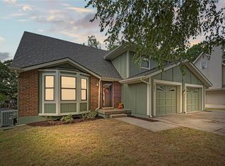 301 NW 80th St, Gladstone, MO 64118