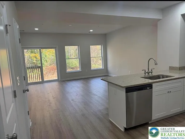 452 S Jordan St — Photo 2