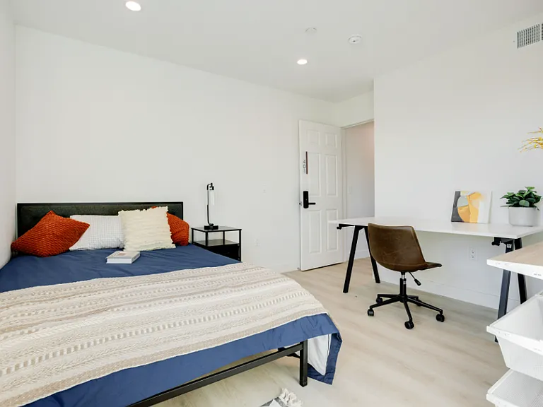 TL 1361 W 35th St — Photo 7