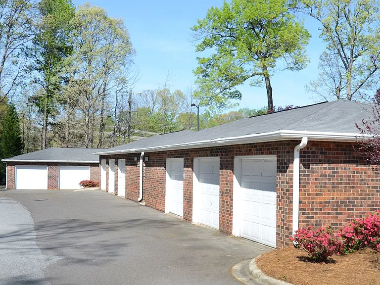 2505 Fairfax Rd — Photo 5