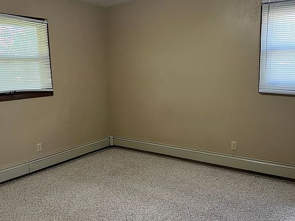 3rd image of 38 Oxby Ln APT 4