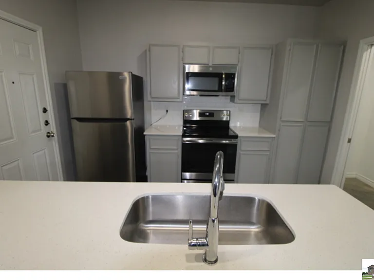300 Lowes Blvd #B — Photo 3