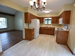 9821 Red Oak Ln, Parkville, MO 64152