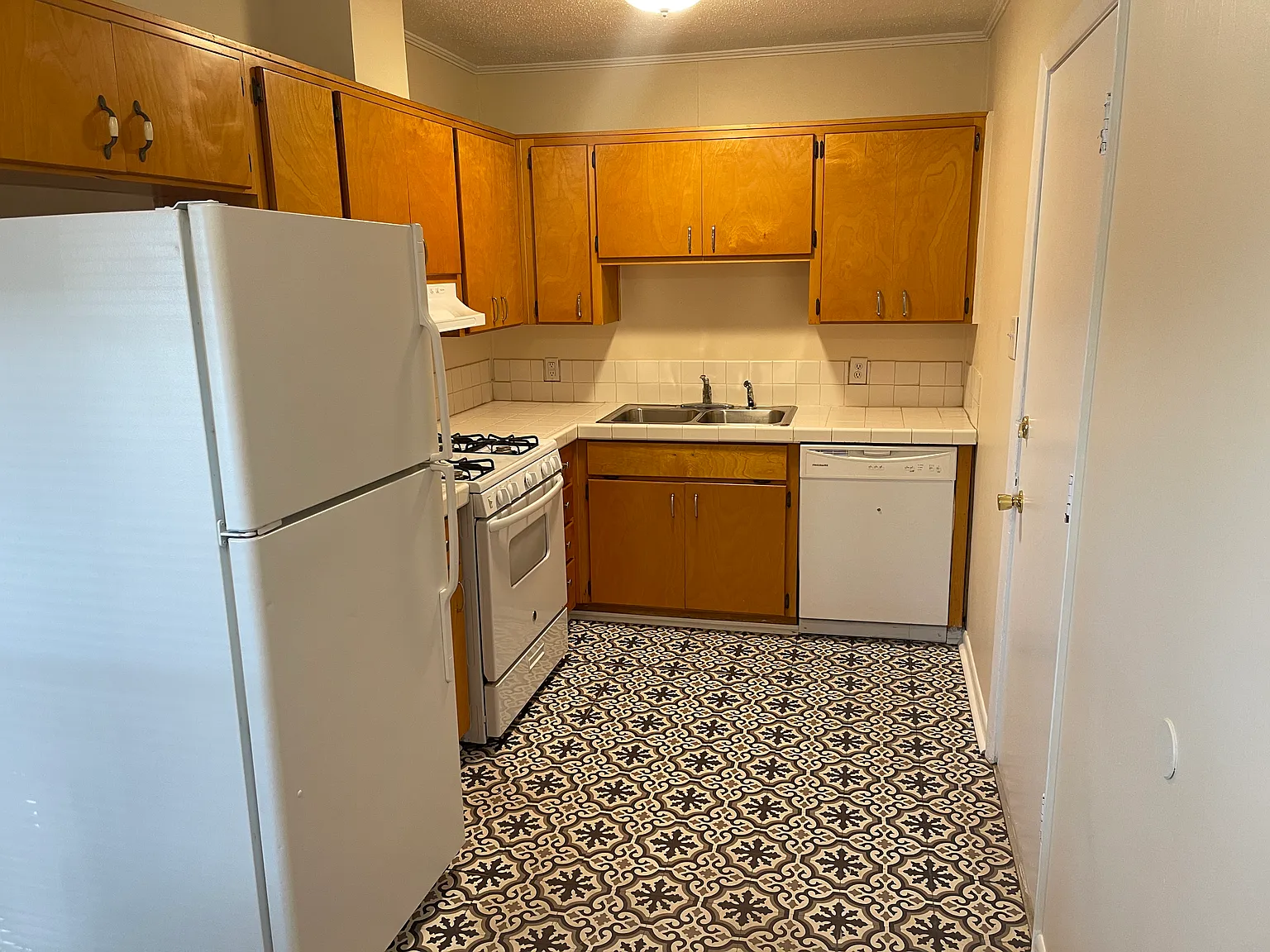3 bed, 840 sqft, $1,350 — Photo 3