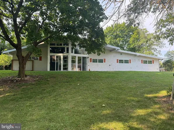 2463 Quakertown Rd, Pennsburg, PA 18073