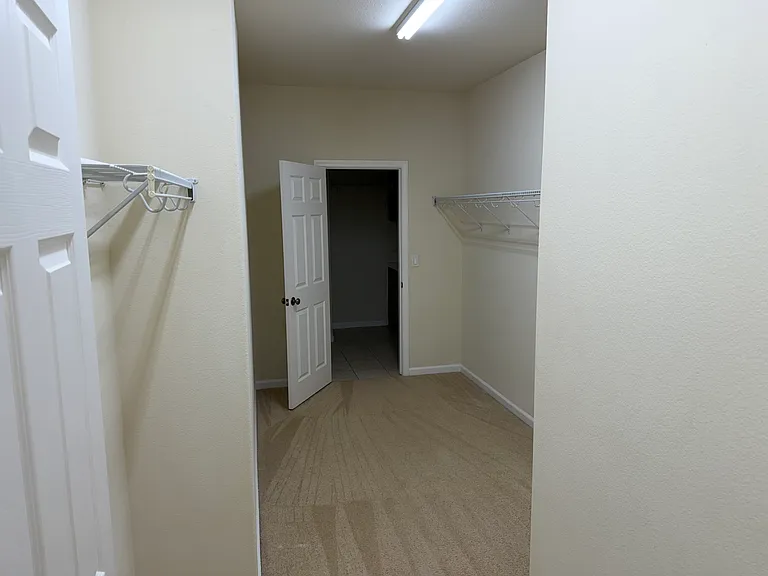 1427 Wyndham Ln — Photo 4