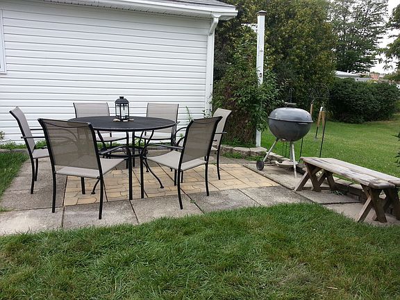 Outdoor Patio/Dining Area