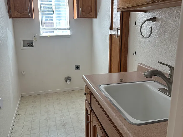 1672 Bailey Dr — Photo 9