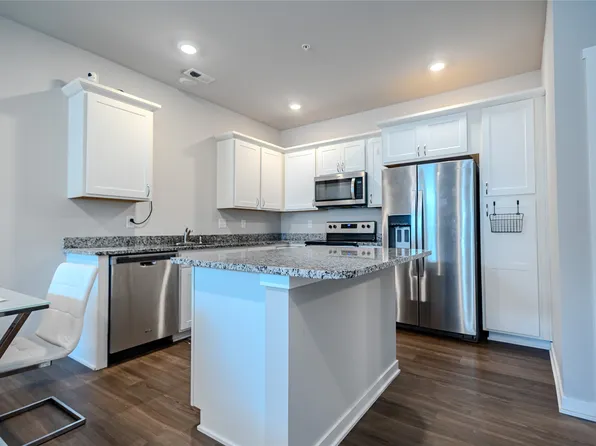 9563 Crestview Dr, West Des Moines, IA 50266