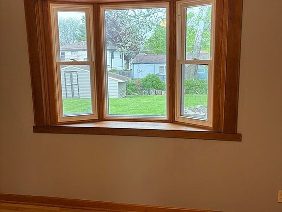 5th image of 302 Ridge Cir