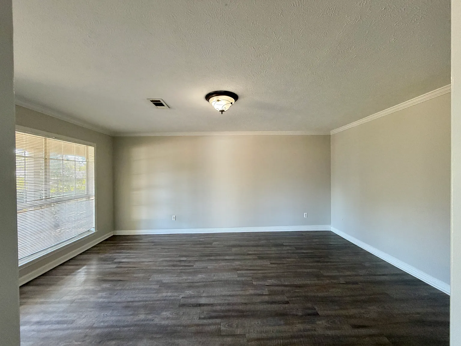 3 bed, $1,400 — Photo 3