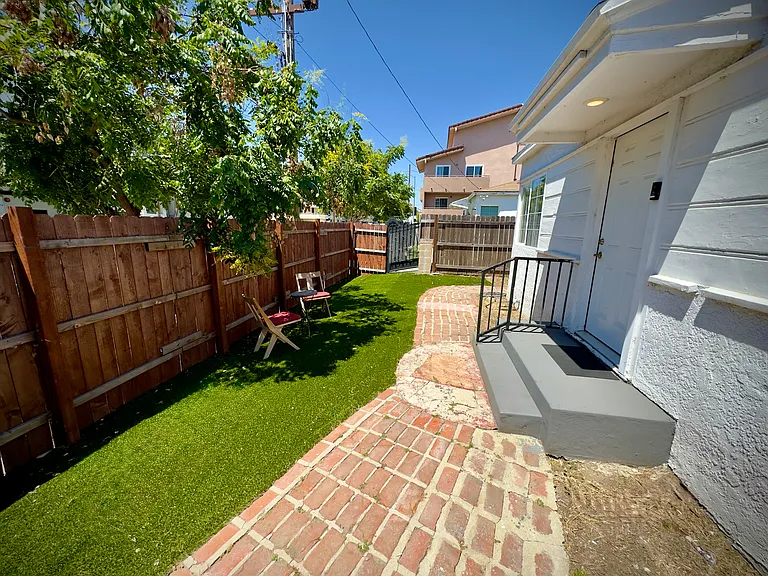 13845 Moorpark St — Photo 37