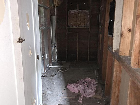 5th image of 391 N Oak St