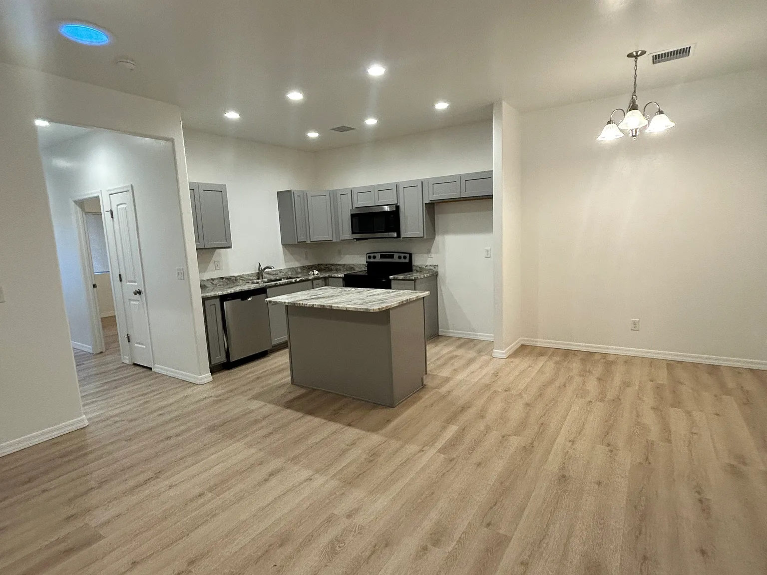 3 bed, $1,400 — Photo 2
