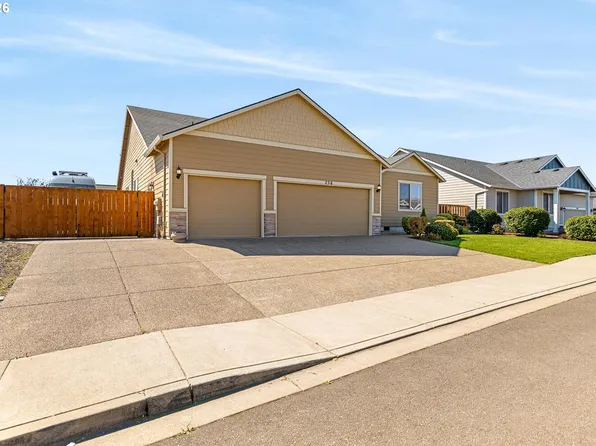 756 E McKinley St, Carlton, OR 97111