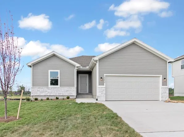 10292 Lucca Ln, Peculiar, MO 64078