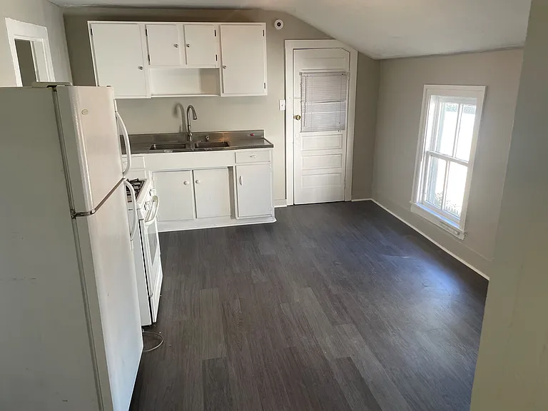 826 W 5th St #2 — Photo 2
