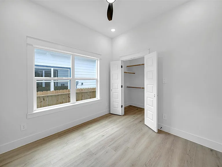 4834 Higgins St #B — Photo 24