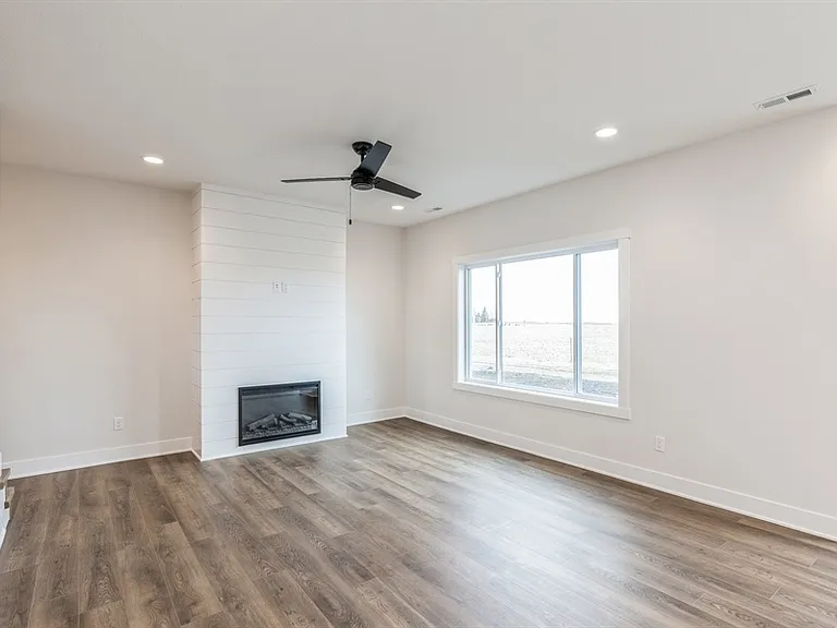 915 Henryson St — Photo 1