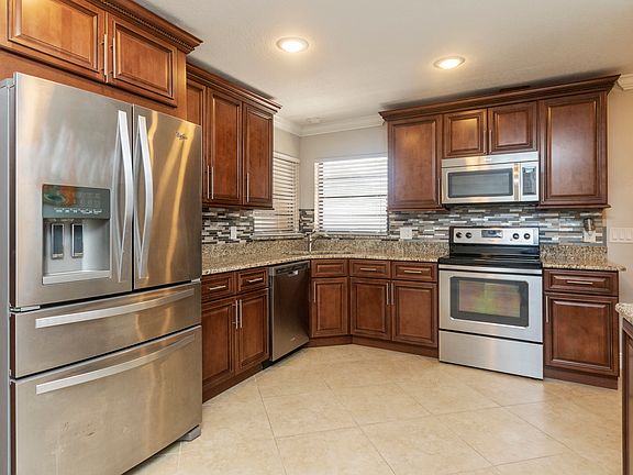 3rd image of 1014 Fairway Dr