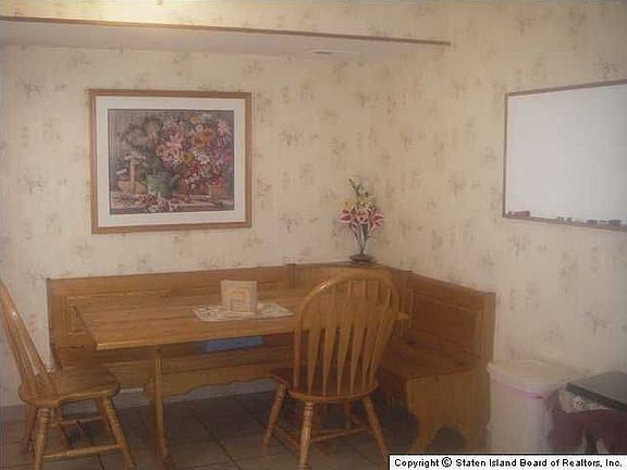 Eat-In Kitchen