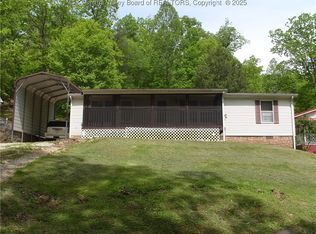 830 Daniel Boone Trl, Hurricane, WV 25526