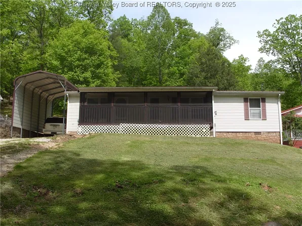 830 Daniel Boone Trl, Hurricane, WV 25526
