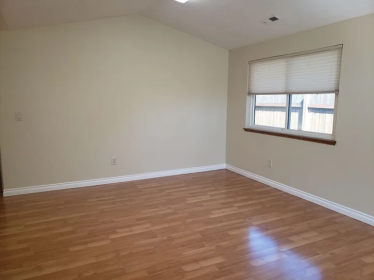 212 NE 175th Ave — Photo 5