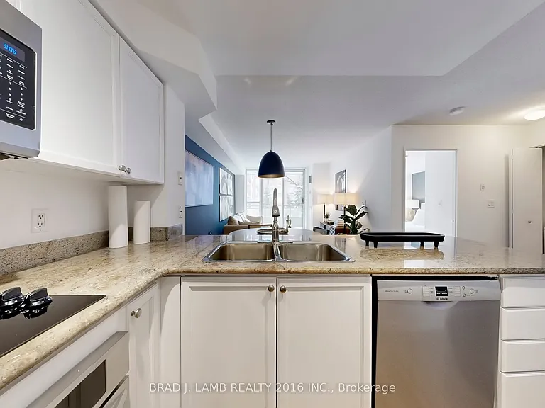 245 Davisville Ave #302 — Photo 7