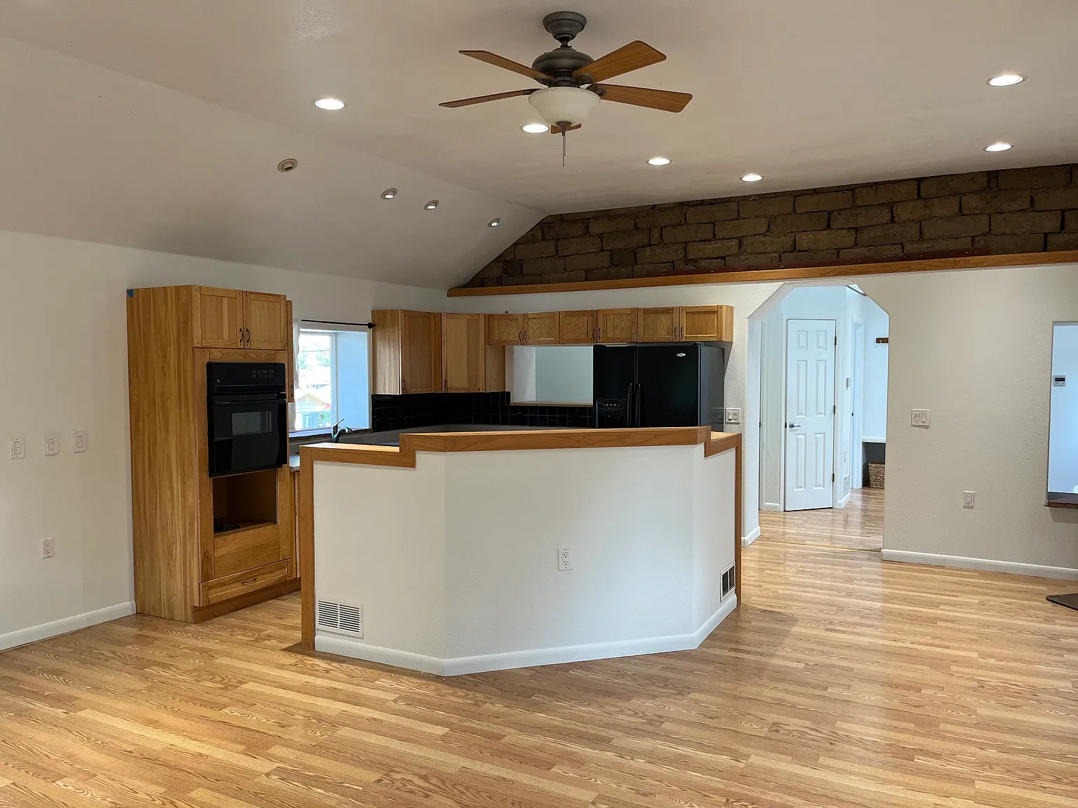 1 bed, 1250 sqft, $2,300 — Photo 4