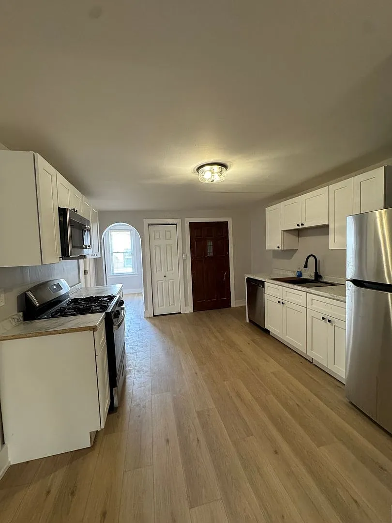 532 W 26th — Photo 3