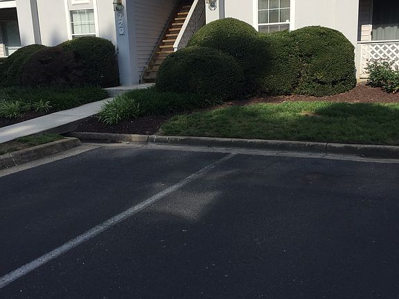 Parking space close to bldg