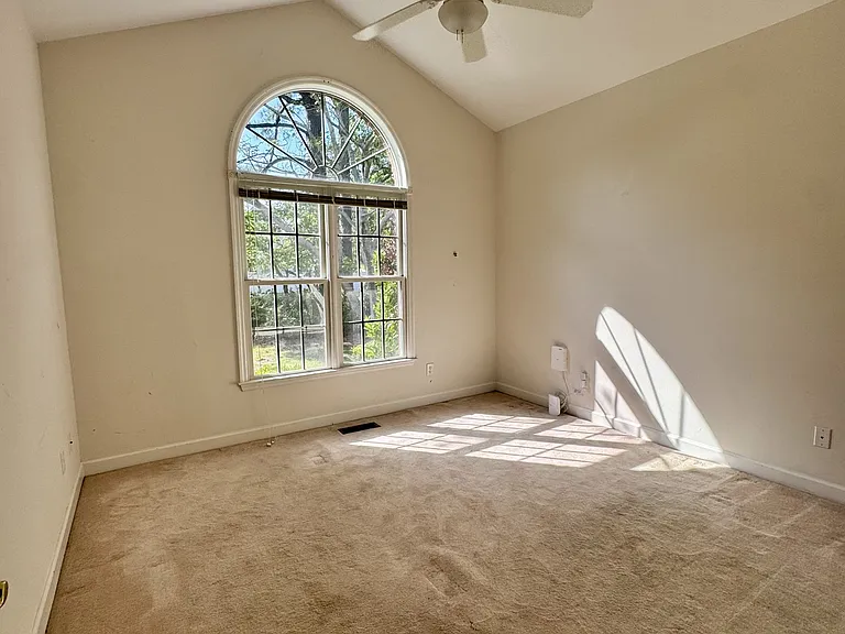 513 Alexis Dr — Photo 12
