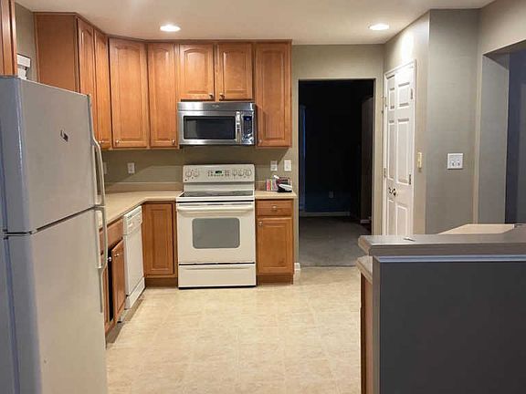 4th image of 32757 Spring Water Dr