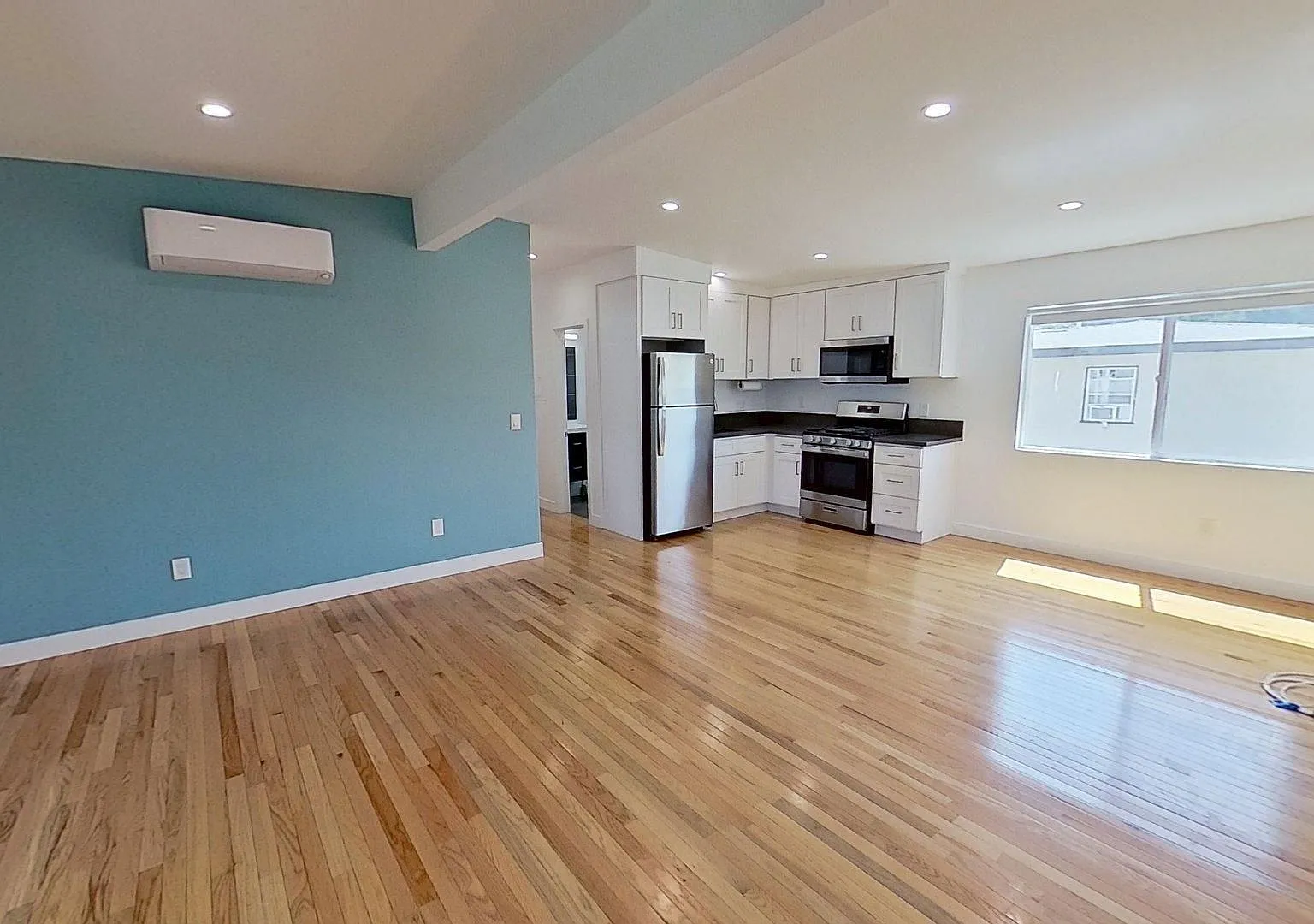 818 N Van Ness — Photo 4