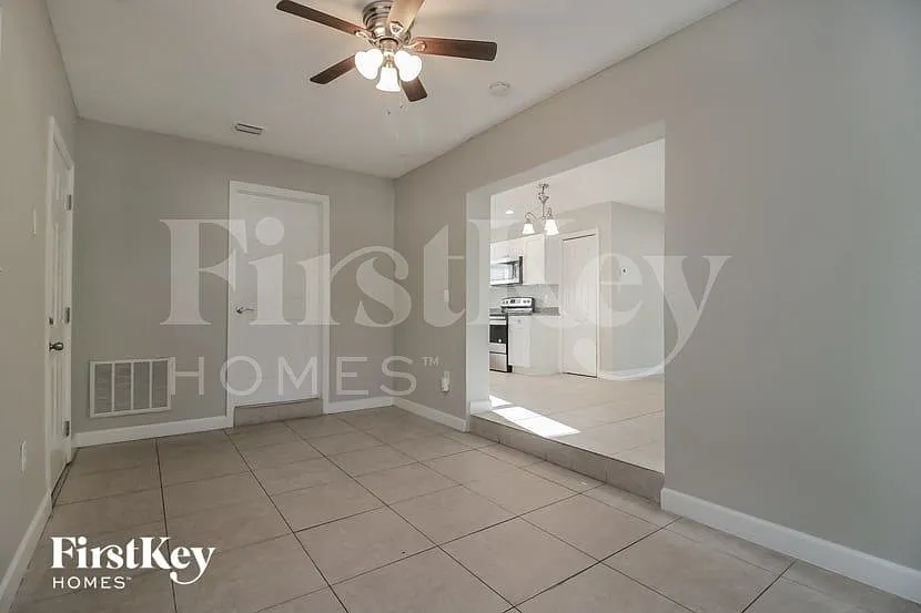 3 bed, 2.0 bath, 1380 sqft, $2,645 — Photo 3
