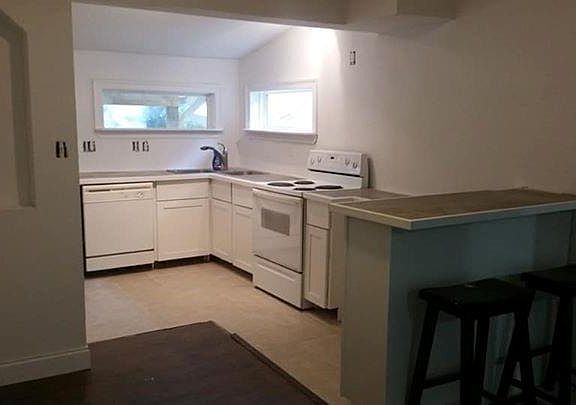 3rd image of 1312 E Howry Ave