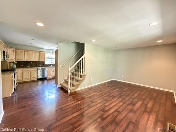 3rd image of 815 Manzano Dr