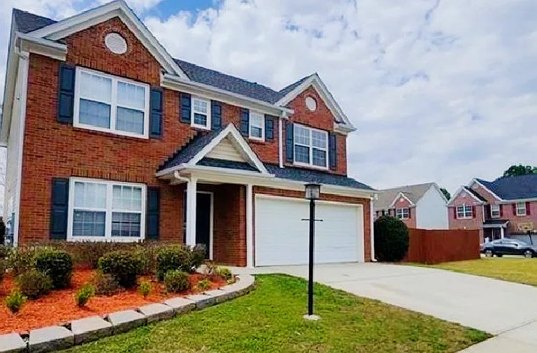1133 Hawthorn Ln — Photo 2