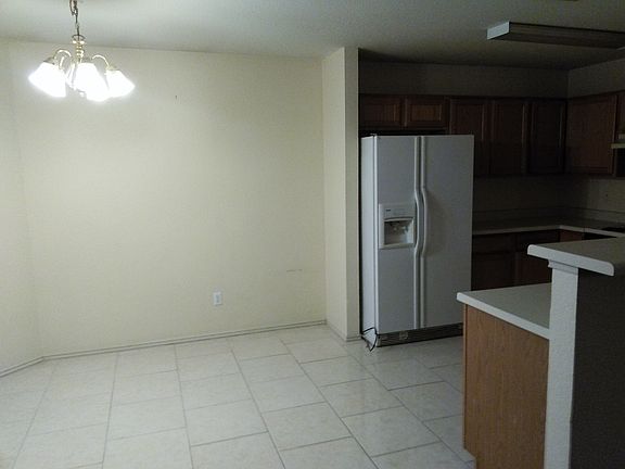 3rd image of 307 Mesquite Cir