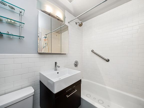 5th image of 250 Mercer St APT B405
