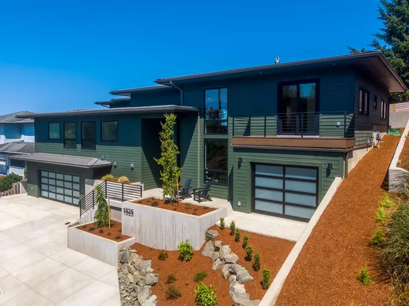 1025 NE 7th St, Newport, OR 97365