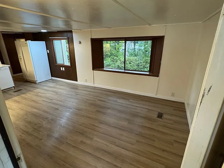 4930 NE Dawn Ln — Photo 2