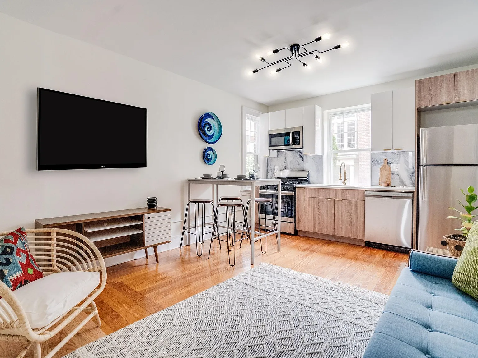 Whitney Court - 431 Whitney Ave! — Photo 3