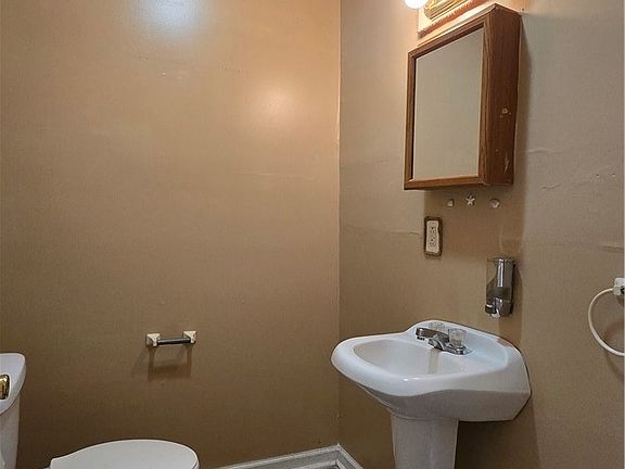 4th image of 614 Winsor Ave