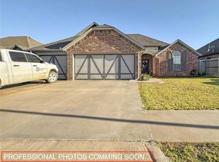 2700 Falling Leaves Dr, Weatherford, OK 73096