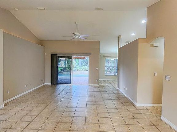 3rd image of 20 Firethorn Ln