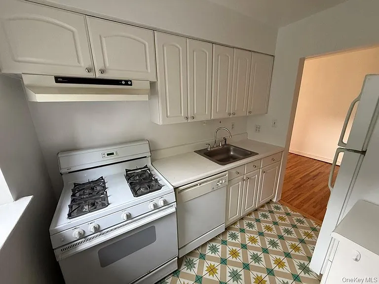 221 Middle Neck Rd #C1 — Photo 10