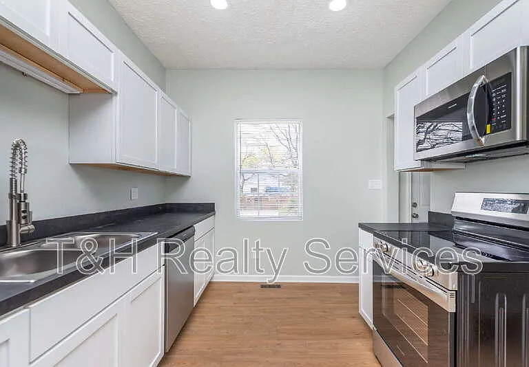 326 Jefferson Ave — Photo 13