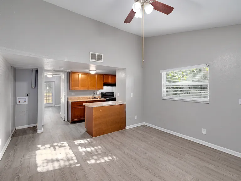 Woodside Villas Apartments — Photo 6